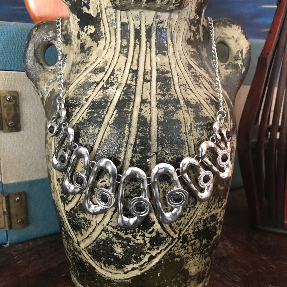 🆓 Chunky silver and black necklace